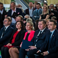 Od lewej: Michał Jaros, sekretarz stanu w Ministerstwie Rozwoju i Technologii, Tomasz Kobierski, prezes zarządu Grupy MTP i Dorota Cabańska, Główny Inspektor Nadzoru Budowlanego podczas otwarcia Międzynarodowych Targów Budownictwa i Architektury BUDMA.