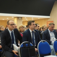 Fot. 1 Konferencja "Wyroby budowlane pod kontrolą 2", na pierwszym planie wiceminister Tomasz Żuchowski i GINB Jacek Szer