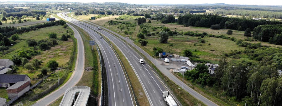 Na zdjęciu widać autostradę z lotu ptaka.