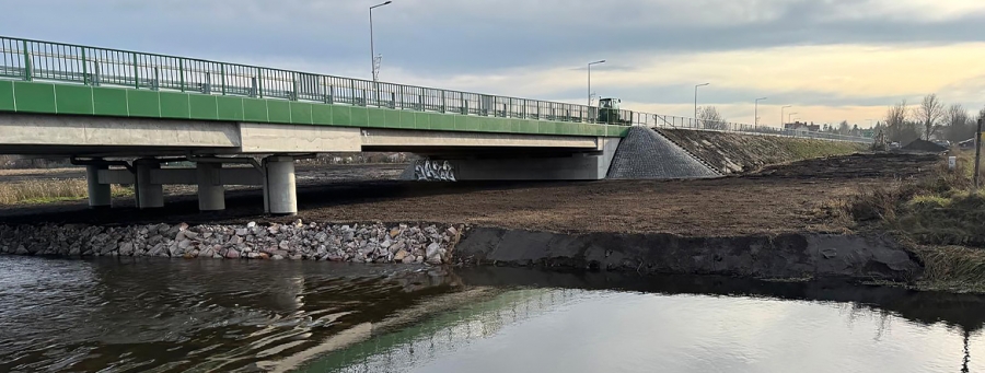 Na zdjęciu widać most i koryto wąskiej rzeki.